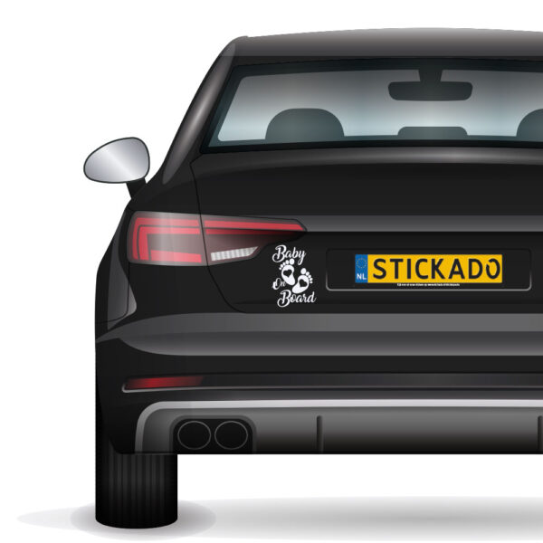 Sticker Baby on board voetjes op Zwarte auto
